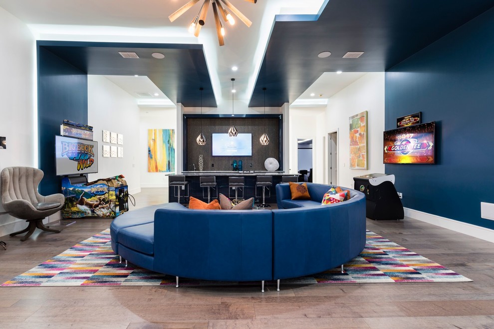 Modernes Kinderzimmer mit blauer Wandfarbe, beigem Boden, Porzellan-Bodenfliesen, freigelegten Dachbalken und Wandpaneelen in Orlando