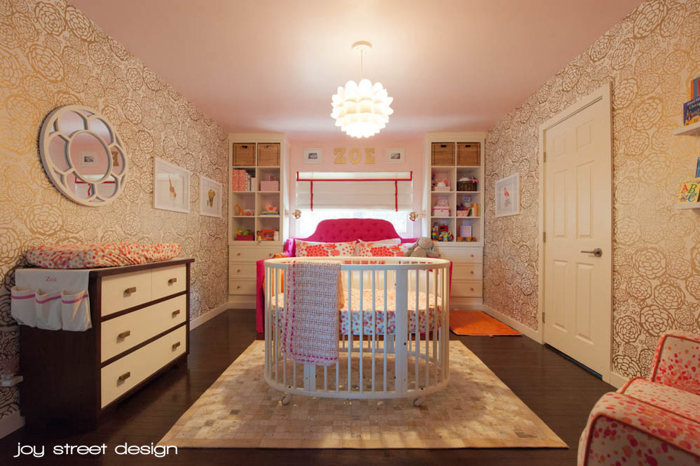 Exemple d'une chambre d'enfant chic de taille moyenne avec un sol en bois brun.