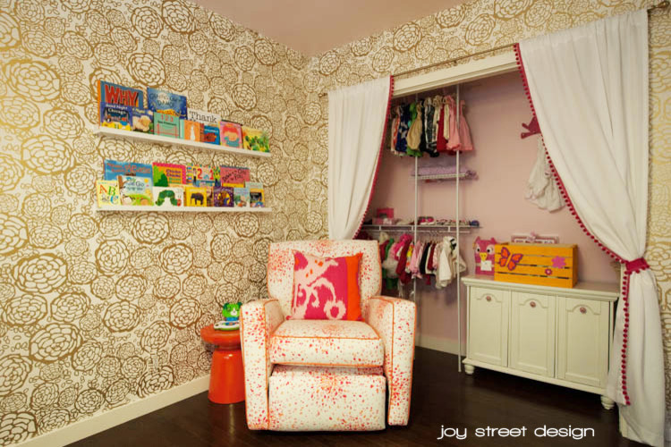 Modelo de dormitorio infantil clásico renovado de tamaño medio con suelo de madera en tonos medios