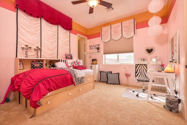 Свежая идея для дизайна: большая детская в современном стиле с спальным местом, ковровым покрытием и разноцветными стенами для подростка, девочки - отличное фото интерьера