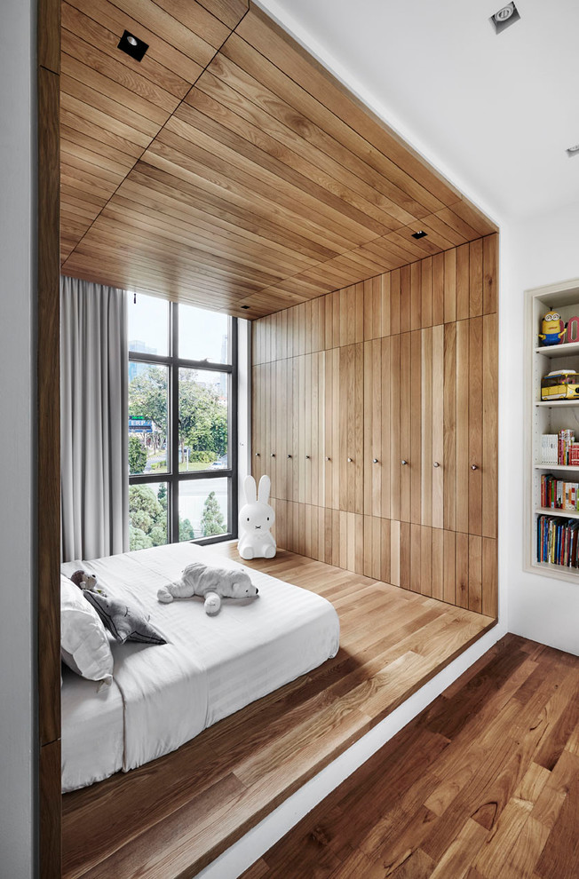 Neutrales Modernes Kinderzimmer mit Schlafplatz, brauner Wandfarbe, braunem Holzboden und braunem Boden in Singapur