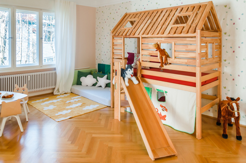 Пример оригинального дизайна: нейтральная детская с игровой среднего размера в скандинавском стиле с паркетным полом среднего тона, коричневым полом и разноцветными стенами для ребенка от 1 до 3 лет