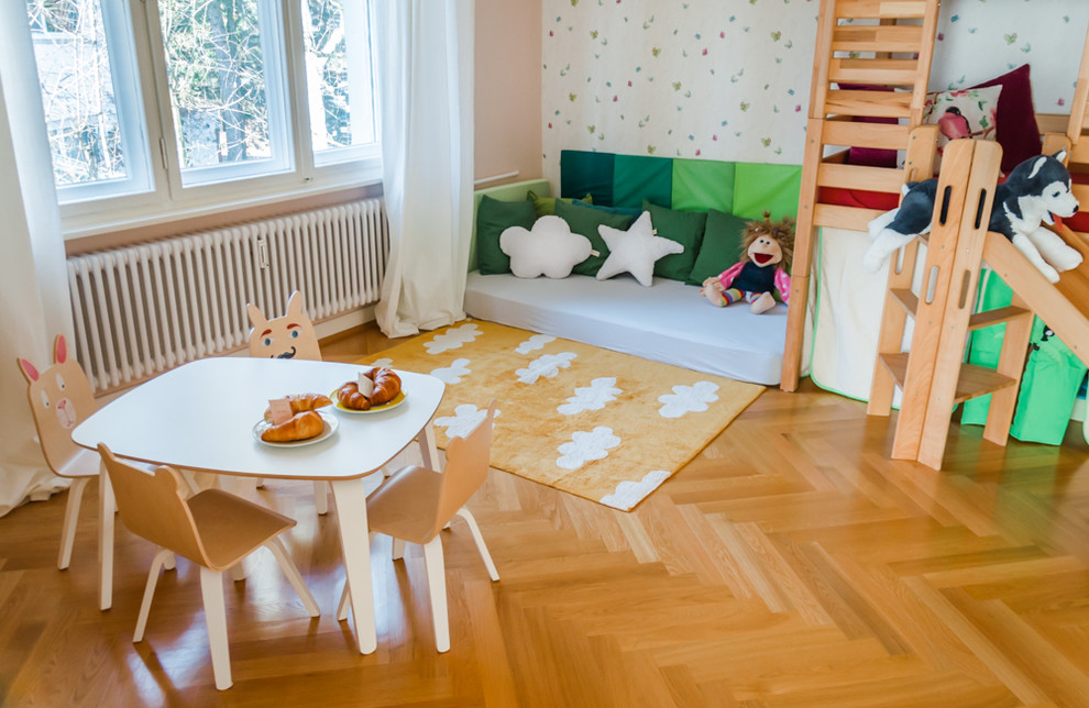 Inspiration pour une grande chambre d'enfant de 1 à 3 ans rustique avec un mur beige, un sol en bois brun et un sol marron.