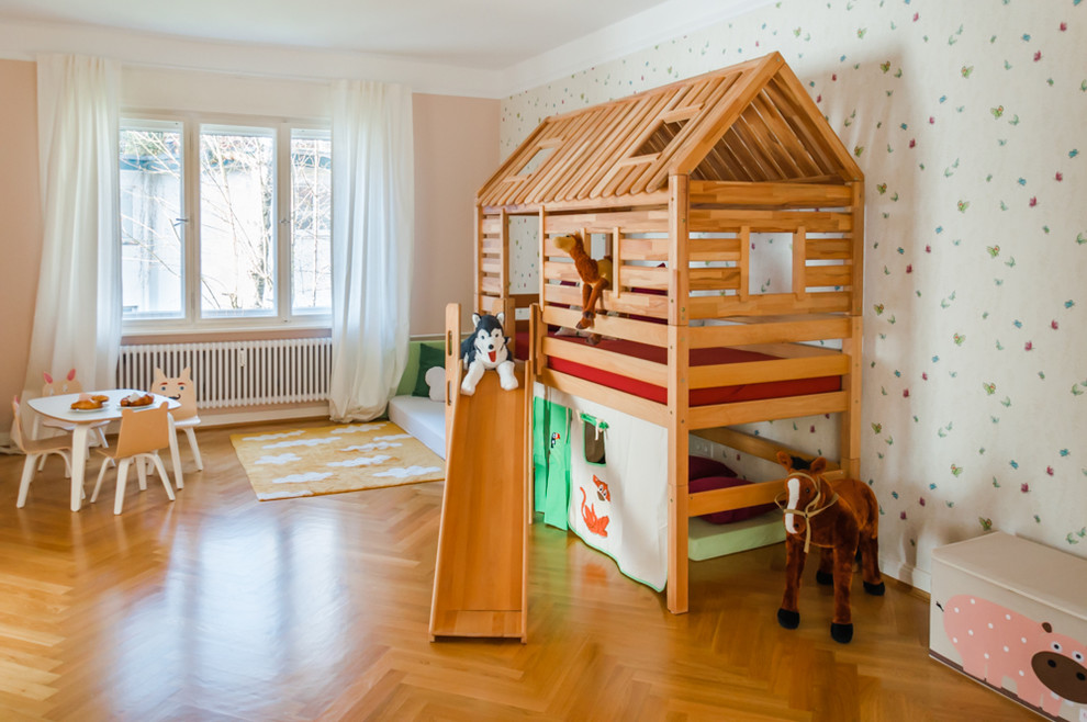 Großes Landhausstil Mädchenzimmer mit Spielecke, beiger Wandfarbe, braunem Holzboden und braunem Boden in Berlin
