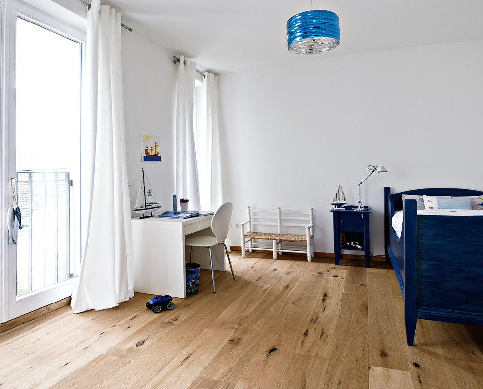 Mittelgroßes Modernes Jungszimmer mit Schlafplatz, weißer Wandfarbe und braunem Holzboden in Hamburg