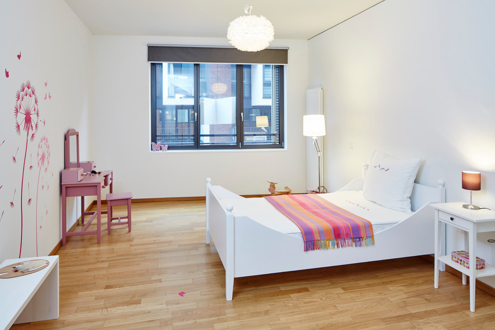 Großes Country Mädchenzimmer mit weißer Wandfarbe, hellem Holzboden und Schlafplatz in Hamburg