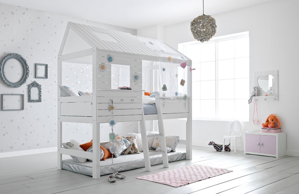 Пример оригинального дизайна: нейтральная детская в современном стиле с серыми стенами, деревянным полом и спальным местом для ребенка от 4 до 10 лет
