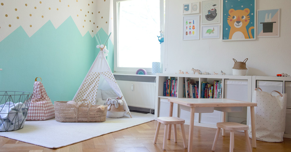 Foto di una grande cameretta per bambini da 4 a 10 anni scandinava con pareti bianche, pavimento in legno massello medio e pavimento beige