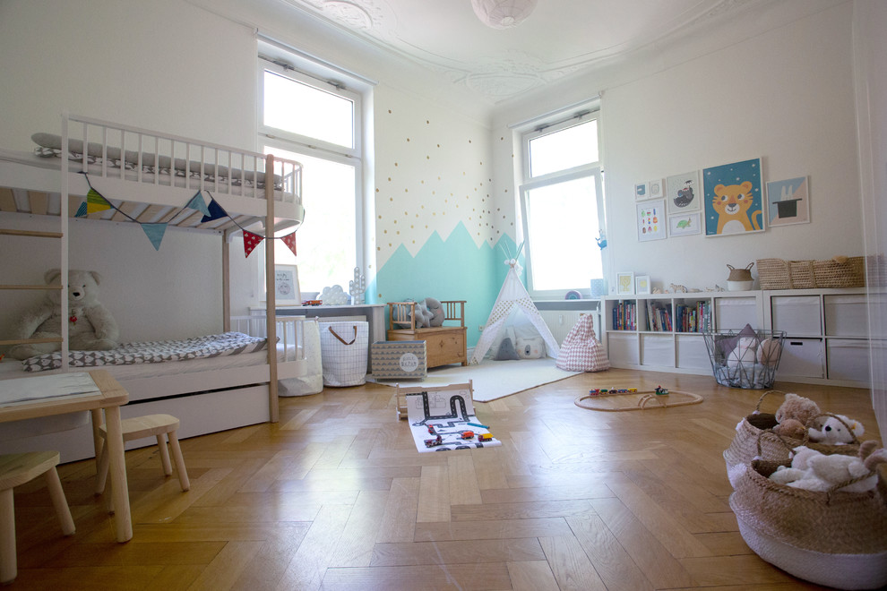 Inspiration pour une grande chambre d'enfant de 4 à 10 ans nordique avec un mur blanc, un sol en bois brun et un sol beige.