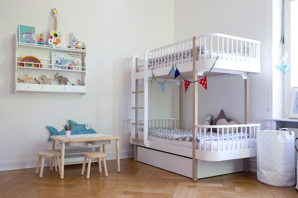 Idée de décoration pour une chambre d'enfant de 1 à 3 ans nordique de taille moyenne avec un mur blanc, un sol en bois brun, un sol beige et un lit superposé.