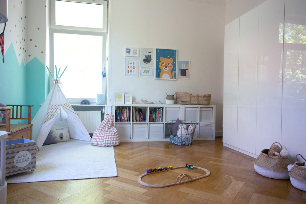 На фото: большая детская с игровой в скандинавском стиле с белыми стенами, паркетным полом среднего тона и бежевым полом для мальчика, ребенка от 4 до 10 лет