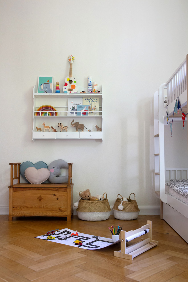 Inspiration pour une grande chambre d'enfant de 4 à 10 ans nordique avec un mur blanc, un sol en bois brun et un sol beige.