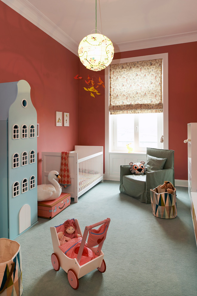 Пример оригинального дизайна: детская с игровой среднего размера в современном стиле с красными стенами и ковровым покрытием для ребенка от 1 до 3 лет, девочки