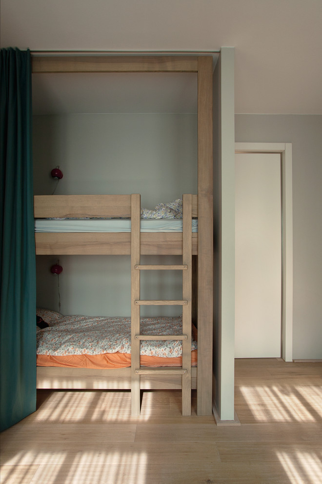 Modelo de habitación infantil unisex de 4 a 10 años escandinava con paredes grises y suelo de madera clara
