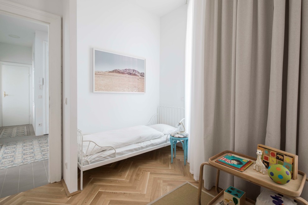 Cette photo montre une petite chambre d'enfant de 1 à 3 ans rétro avec un mur blanc, un sol en bois brun et un sol marron.