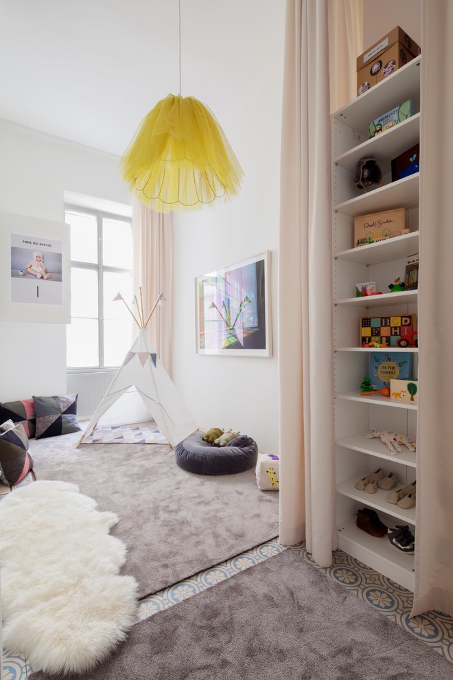 Cette image montre une chambre d'enfant nordique avec un mur blanc et moquette.