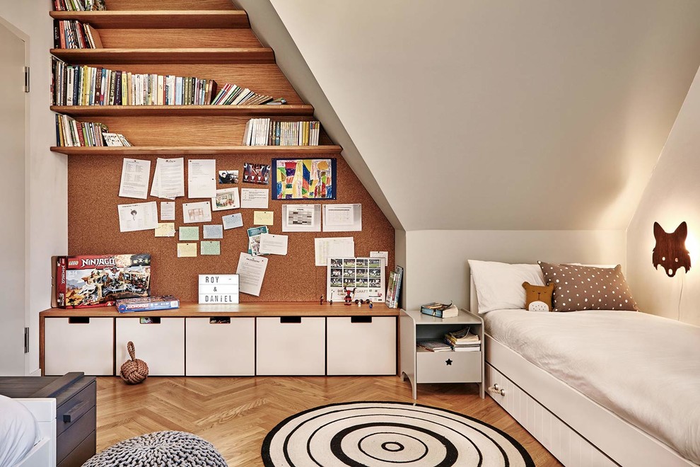Ejemplo de dormitorio infantil de 4 a 10 años escandinavo de tamaño medio con paredes blancas, suelo de madera en tonos medios y suelo marrón