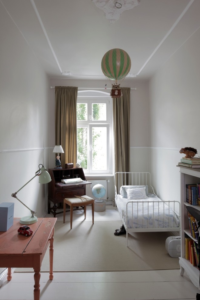 Пример оригинального дизайна: маленькая детская в стиле шебби-шик с спальным местом, белыми стенами и деревянным полом для на участке и в саду, мальчика, ребенка от 4 до 10 лет