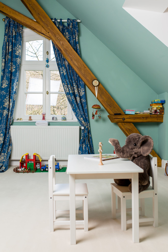 Идея дизайна: нейтральная детская с игровой среднего размера в современном стиле с синими стенами, ковровым покрытием и белым полом для ребенка от 4 до 10 лет
