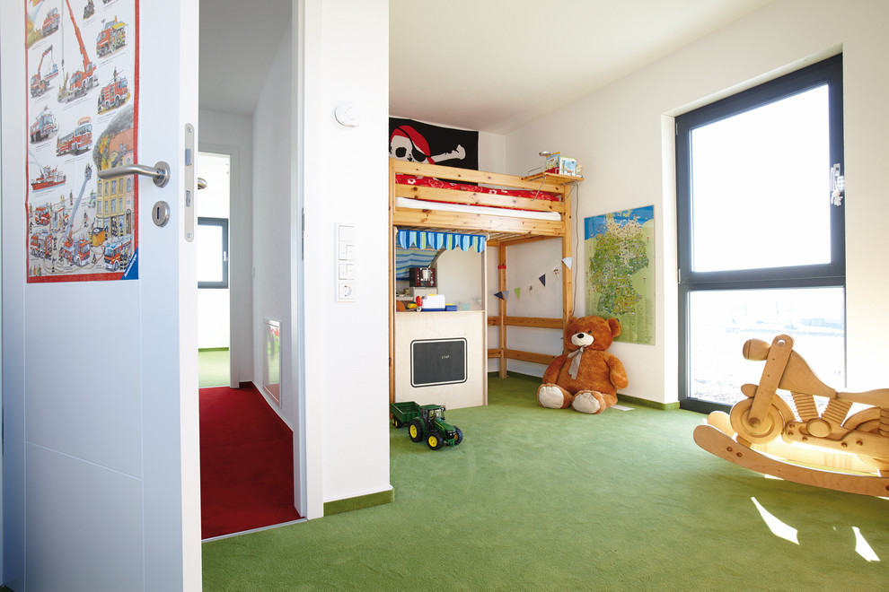 Bild på ett funkis könsneutralt barnrum för 4-10-åringar, med vita väggar, heltäckningsmatta och grönt golv
