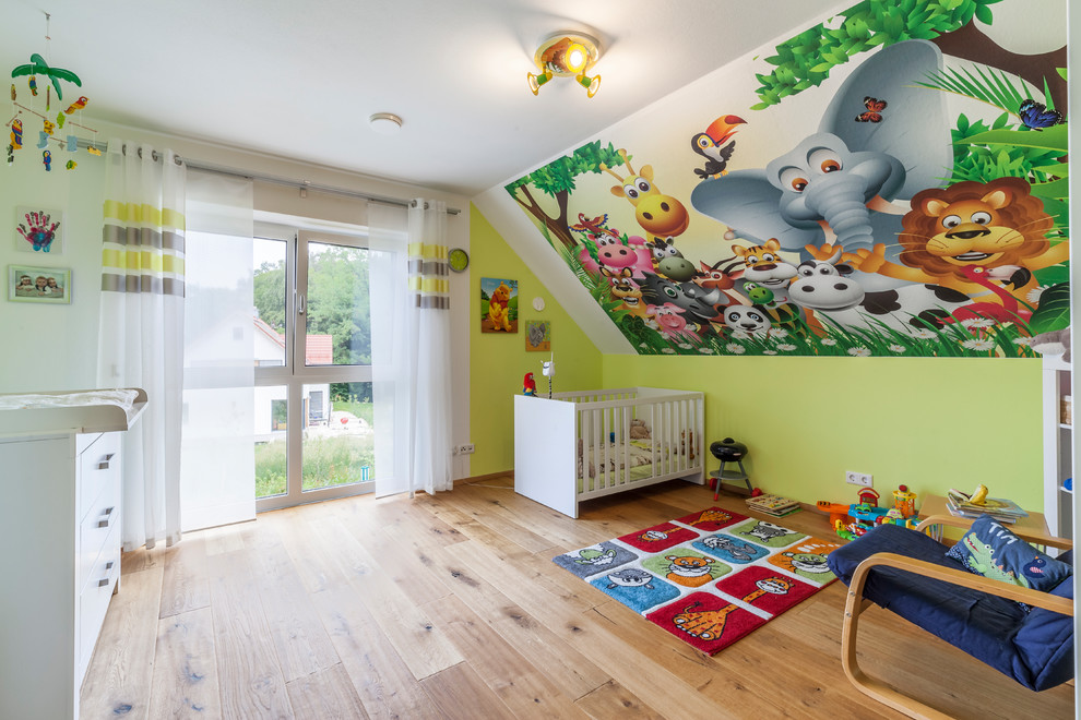 Idéer för att renovera ett stort funkis könsneutralt småbarnsrum kombinerat med lekrum, med flerfärgade väggar, mellanmörkt trägolv och brunt golv