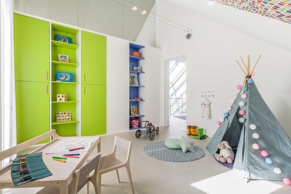 Cette image montre une chambre d'enfant de 1 à 3 ans design de taille moyenne avec un mur blanc, un sol beige et sol en béton ciré.