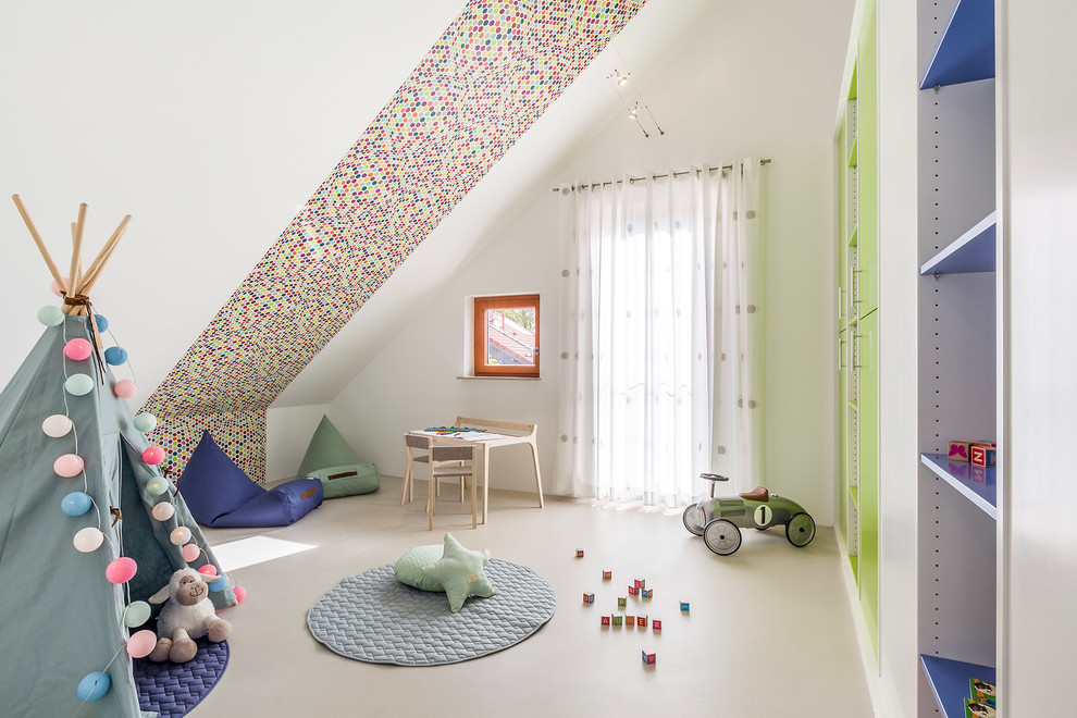 Mittelgroßes, Neutrales Modernes Kinderzimmer mit Spielecke, weißer Wandfarbe, Betonboden und grauem Boden in Sonstige
