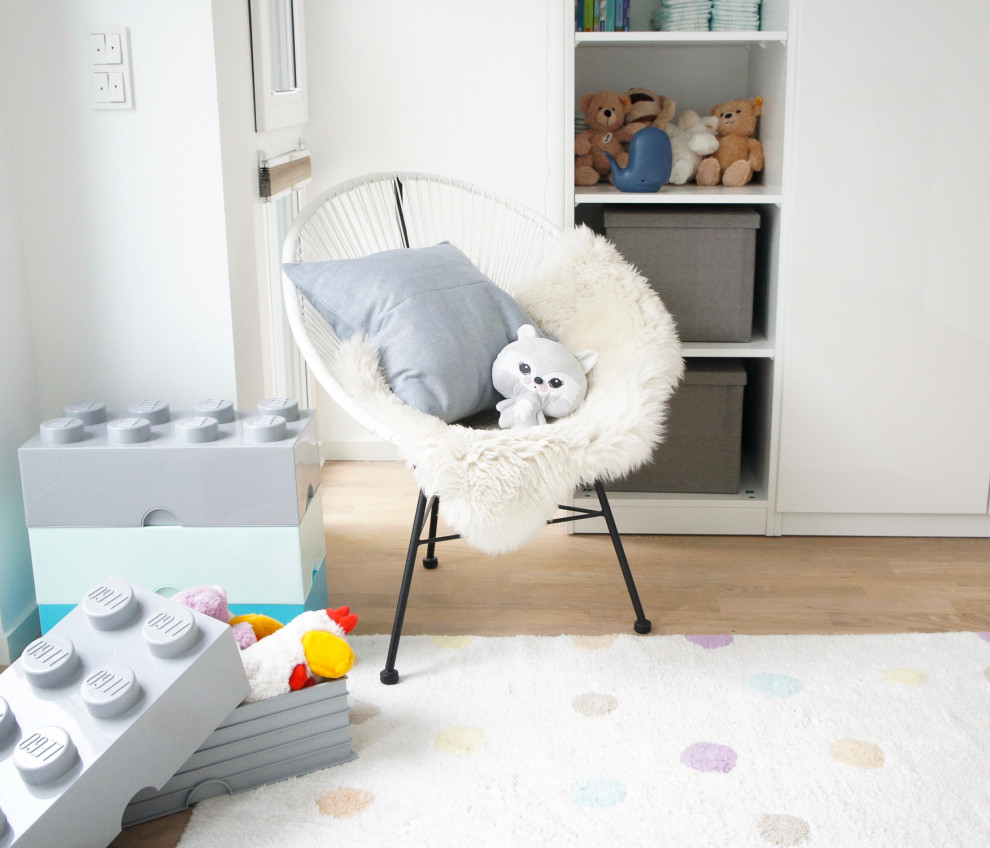 Imagen de dormitorio infantil de 1 a 3 años contemporáneo de tamaño medio