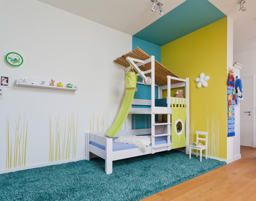 Стильный дизайн: большая нейтральная детская в современном стиле с спальным местом, паркетным полом среднего тона и разноцветными стенами для ребенка от 4 до 10 лет, двоих детей - последний тренд
