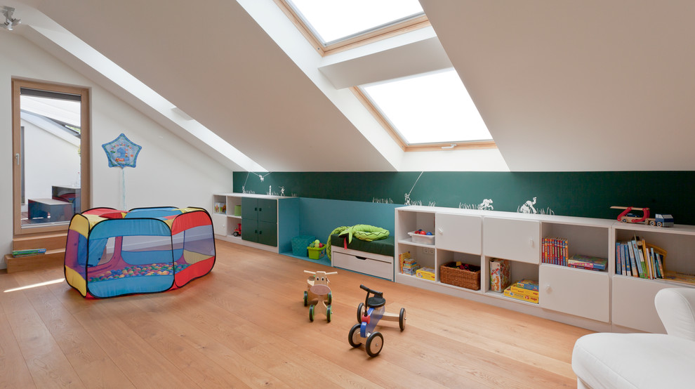 Geräumiges, Neutrales Modernes Kinderzimmer mit Spielecke, braunem Holzboden und bunten Wänden in Köln