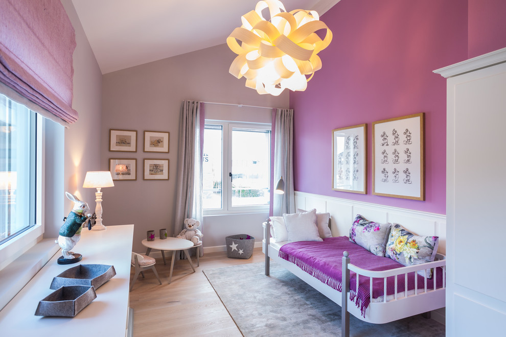 Ejemplo de dormitorio infantil de 4 a 10 años escandinavo de tamaño medio con paredes púrpuras y suelo de madera clara