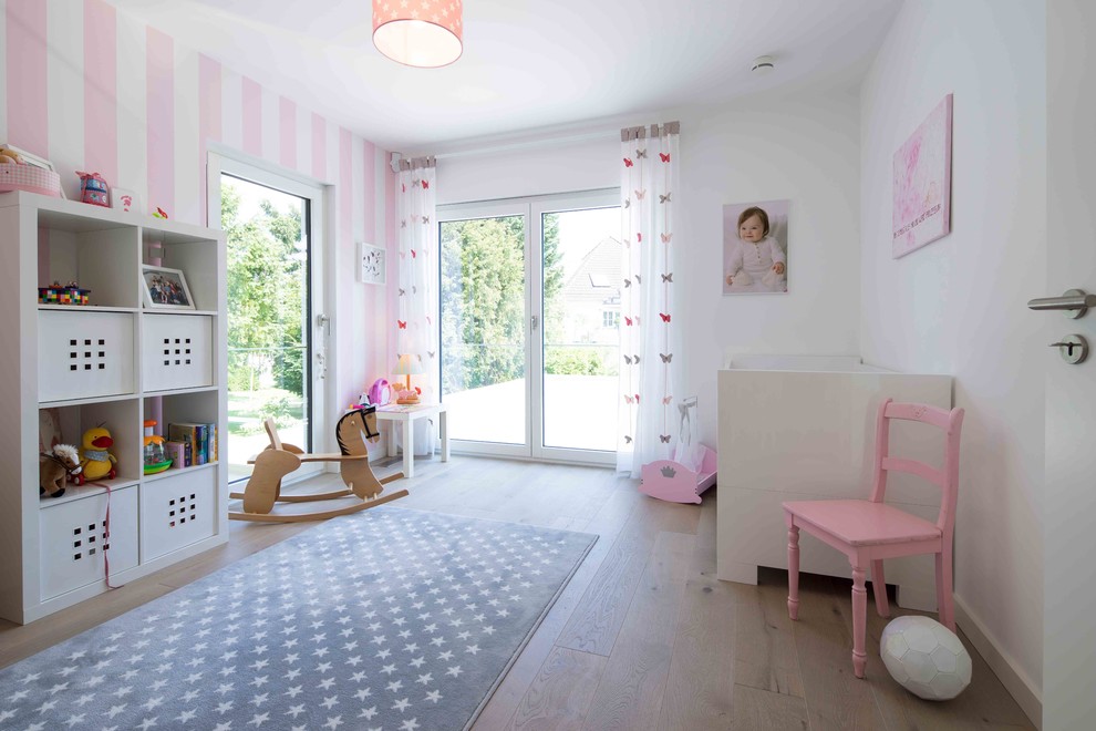 Mittelgroßes Modernes Mädchenzimmer mit weißer Wandfarbe, hellem Holzboden, braunem Boden und Schlafplatz in Sonstige