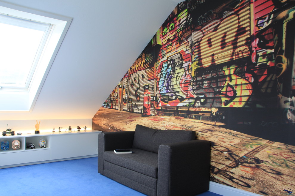 Mittelgroßes Modernes Kinderzimmer mit weißer Wandfarbe, Teppichboden und blauem Boden in Düsseldorf