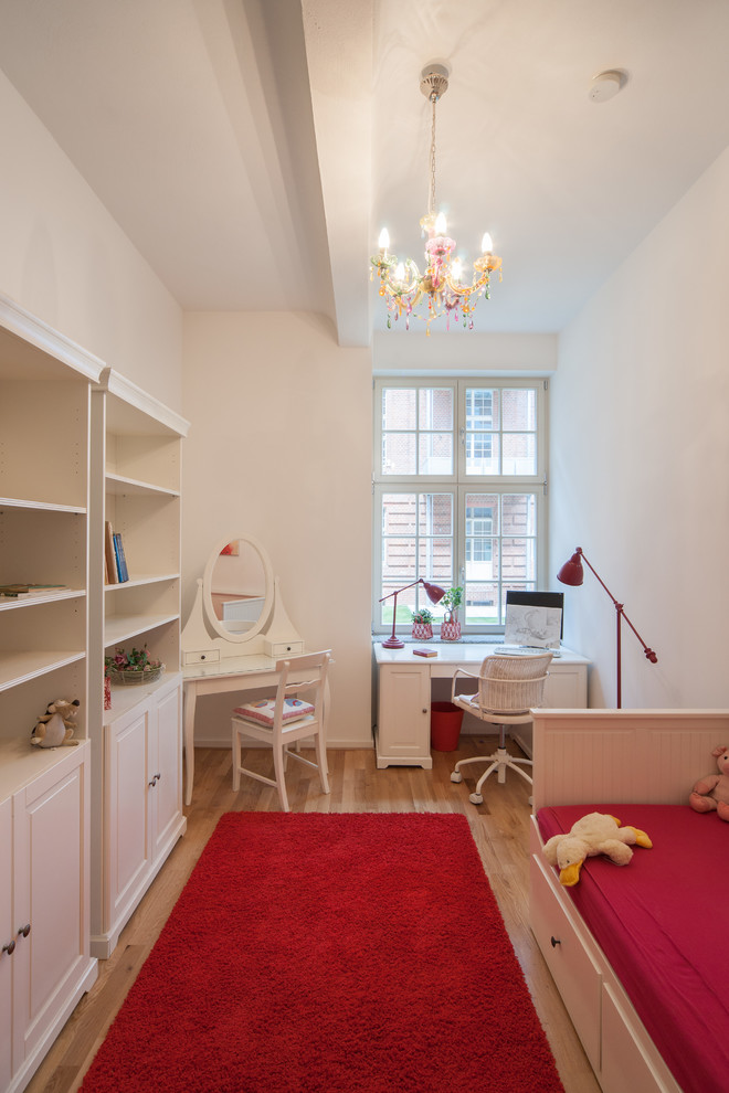 ベルリンにあるトラディショナルスタイルのおしゃれな女の子の部屋 (白い壁、淡色無垢フローリング、児童向け) の写真