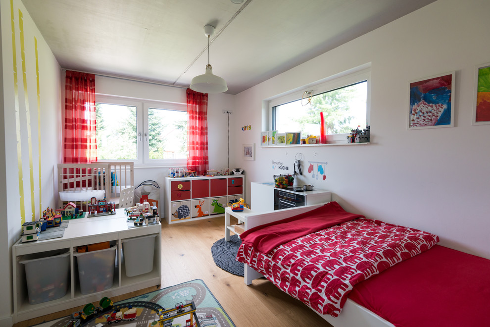 Großes, Neutrales Modernes Kinderzimmer mit Spielecke, weißer Wandfarbe, hellem Holzboden und braunem Boden in Berlin