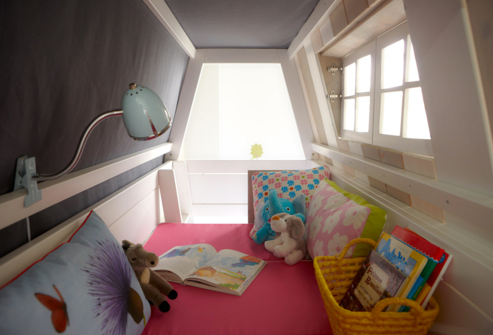 Cette image montre une chambre d'enfant design avec un mur blanc.