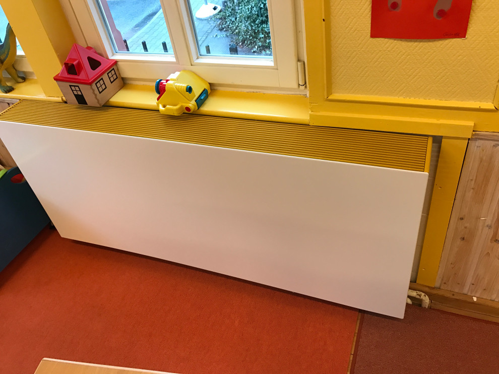 Ejemplo de dormitorio infantil de 4 a 10 años actual pequeño con escritorio
