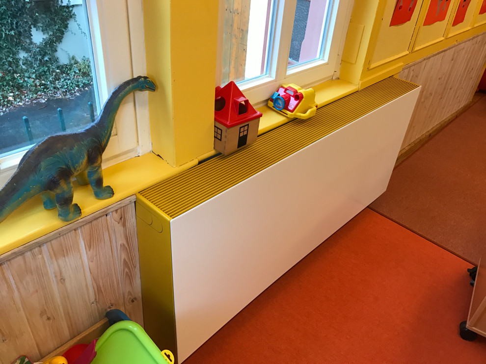 Modern inredning av ett litet barnrum kombinerat med skrivbord och för 4-10-åringar