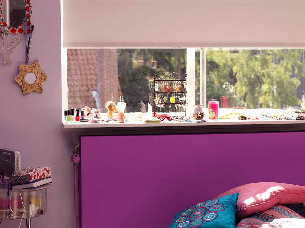 Exemple d'une petite chambre d'enfant tendance avec un mur rose, moquette et un sol rose.
