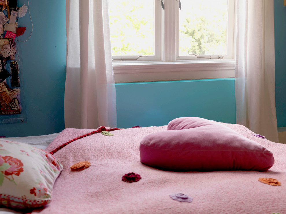 Kleines Modernes Kinderzimmer mit Schlafplatz, bunten Wänden, Teppichboden und beigem Boden in Sonstige