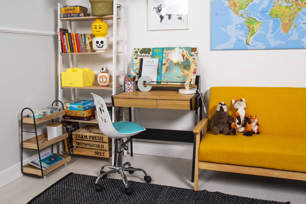 Exemple d'une chambre d'enfant tendance de taille moyenne avec un bureau, un mur blanc, parquet clair et un sol gris.