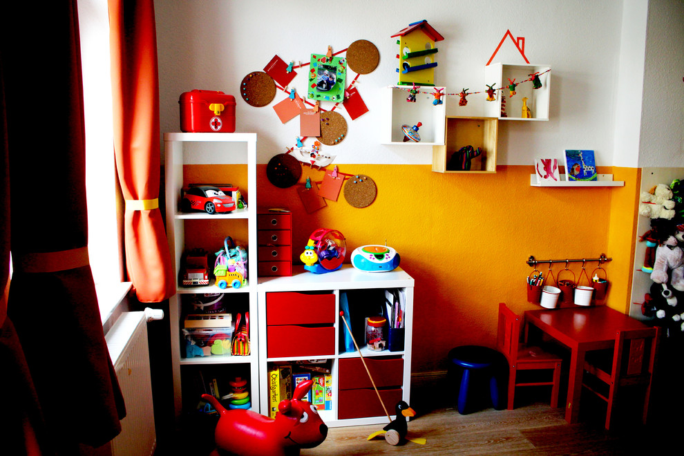 Mittelgroßes, Neutrales Modernes Kinderzimmer mit Spielecke und bunten Wänden in Berlin