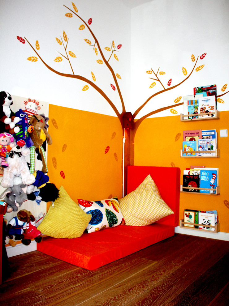 Idee per una cameretta per bambini da 1 a 3 anni contemporanea di medie dimensioni con pareti multicolore, pavimento in laminato e pavimento marrone