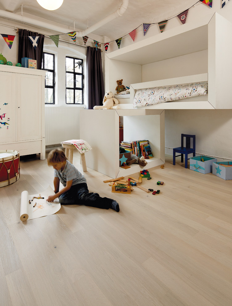 Cette photo montre une chambre d'enfant de 4 à 10 ans tendance de taille moyenne avec un mur blanc, parquet clair, un sol beige et un lit superposé.