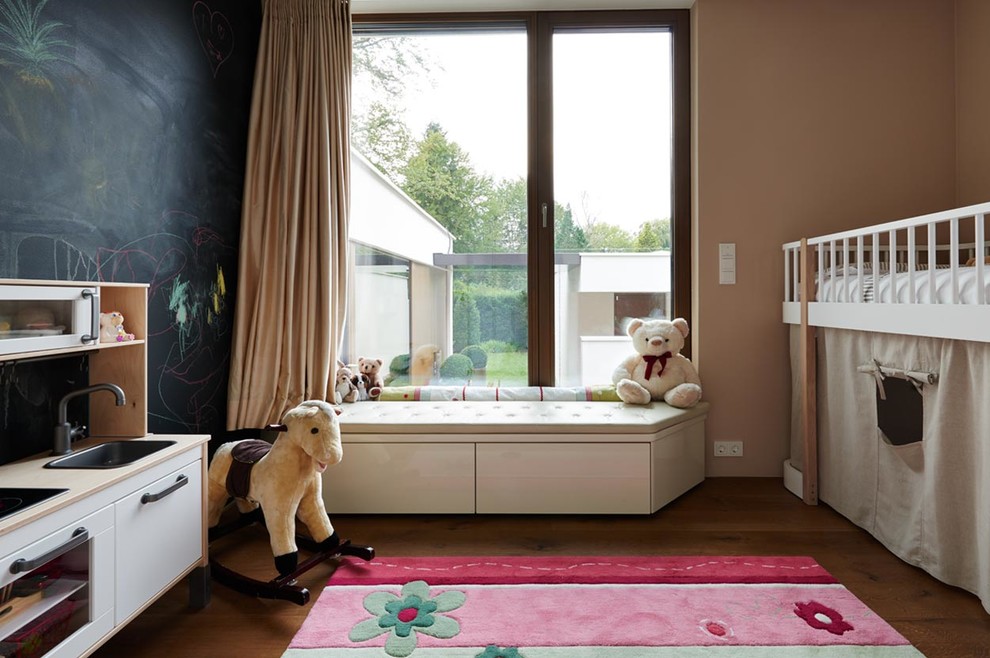 Idee per una piccola cameretta per bambini da 4 a 10 anni eclettica con pareti multicolore, pavimento in legno massello medio e pavimento marrone