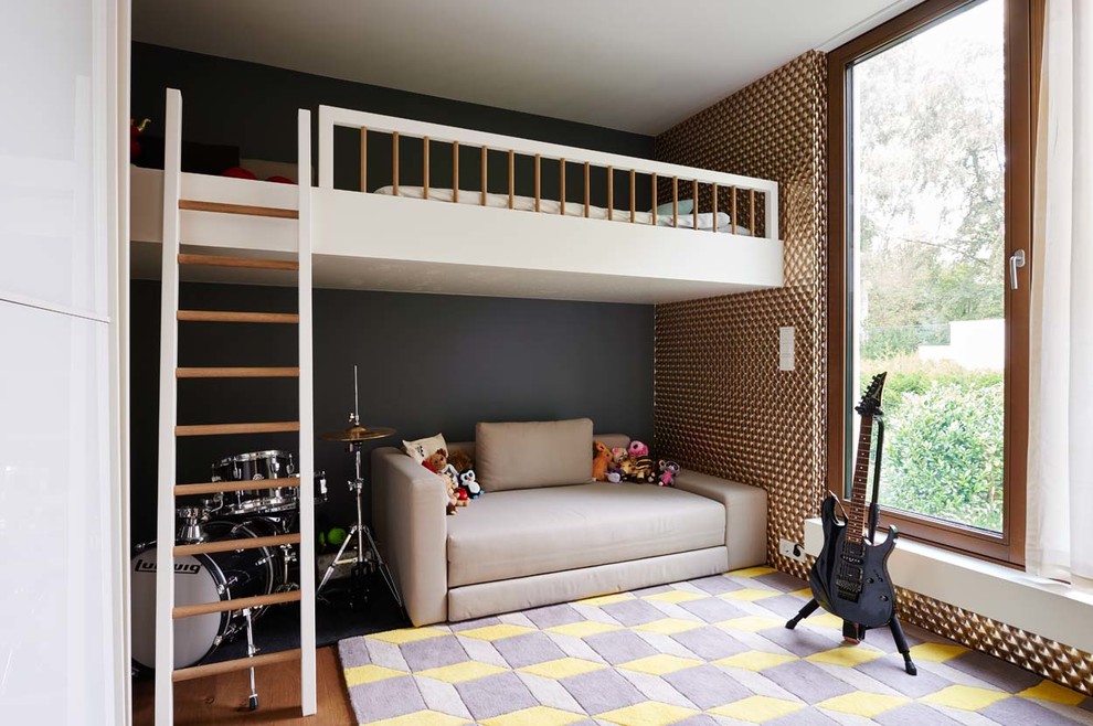 Réalisation d'une petite chambre d'enfant design avec un mur noir, un sol en bois brun, un sol marron et un lit superposé.