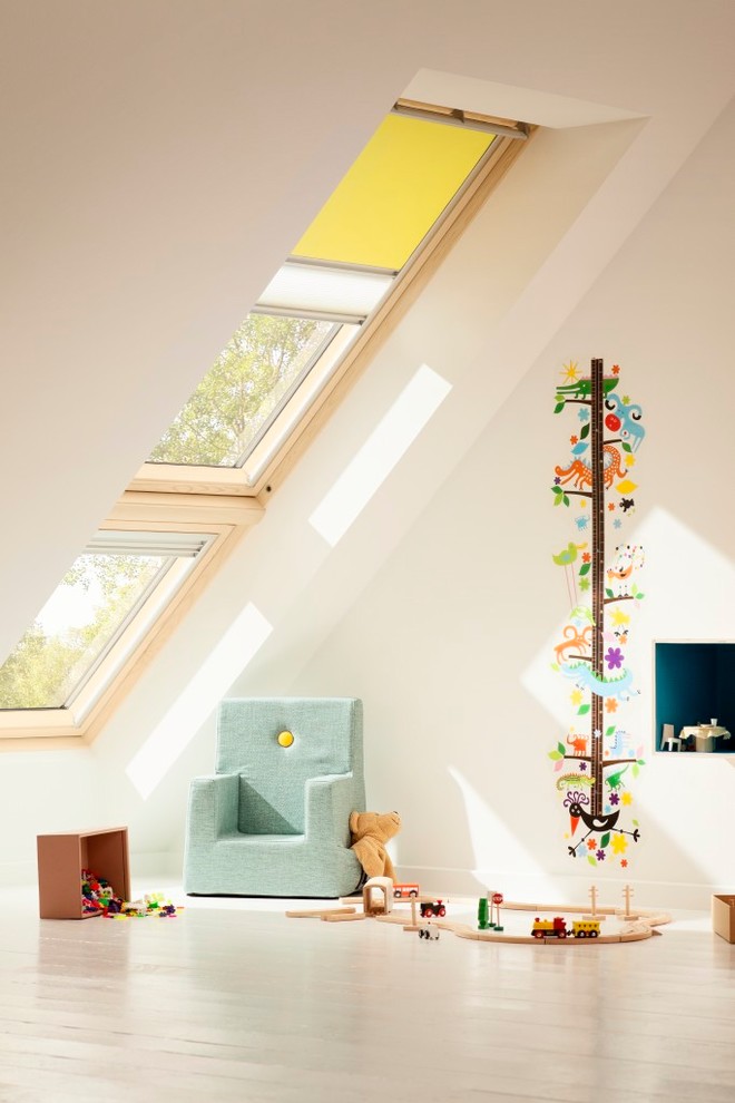 Idee per una cameretta per bambini da 1 a 3 anni nordica di medie dimensioni con pareti bianche, parquet chiaro e pavimento beige