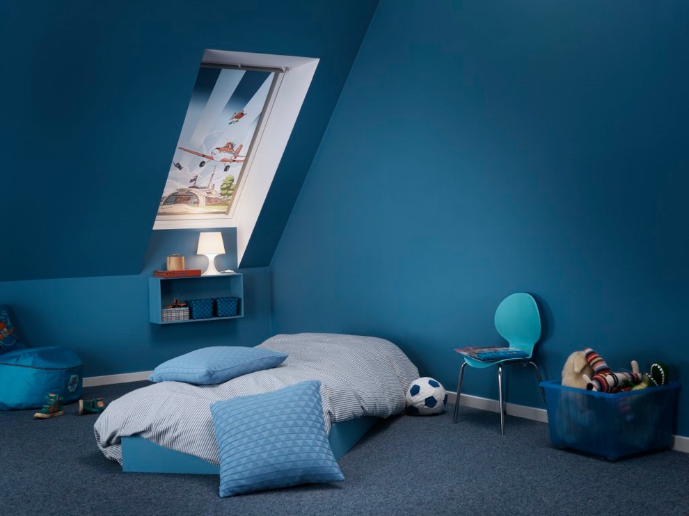 Kleines Jungszimmer mit Schlafplatz, blauer Wandfarbe, Teppichboden und blauem Boden in Düsseldorf