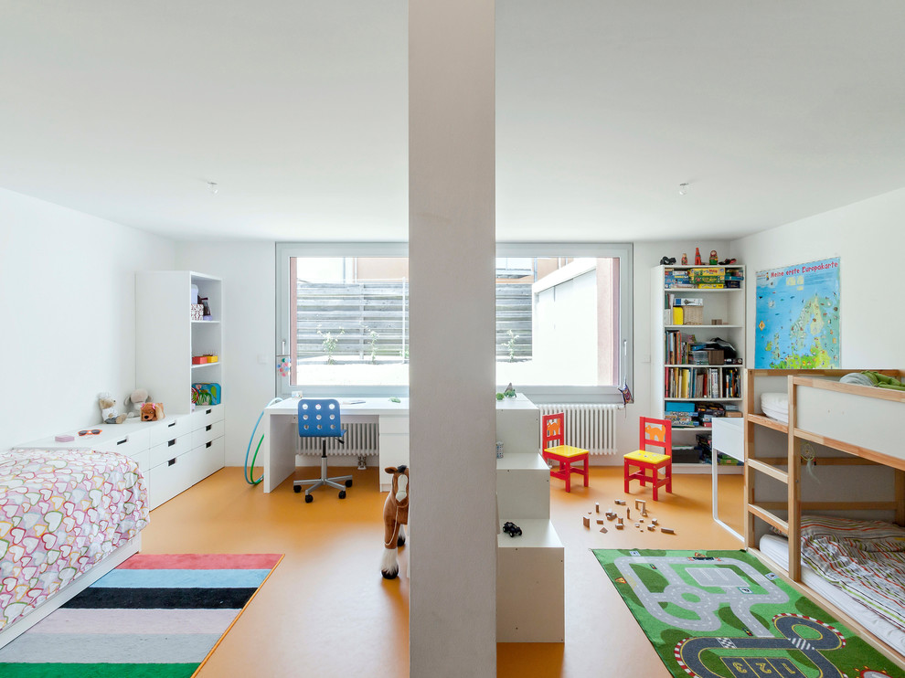Inspiration för ett litet funkis barnrum för 4-10-åringar, med vita väggar, linoleumgolv och orange golv