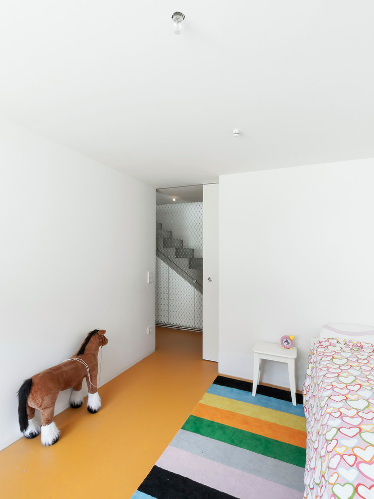Стильный дизайн: детская в современном стиле с спальным местом, белыми стенами, полом из линолеума и оранжевым полом для девочки - последний тренд